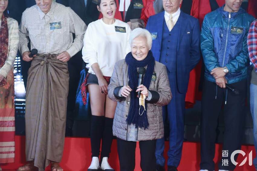 退休3年！77歲女星再現身「滿頭銀絲白到反光」 「和結縭54年尪」形影不離模範愛情