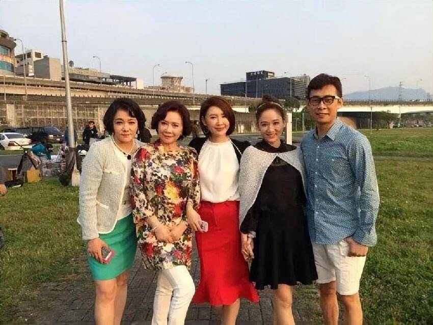 拍戲30年沒有積蓄，一生沒碰過男人，上億資產被4個弟妹榨乾，離世時家人最在乎的是遺產