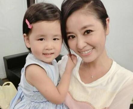 不止1個孩子！林心如除了小海豚「還有1個17歲的女兒」　得知「她的身份」後網讃：難怪不公開