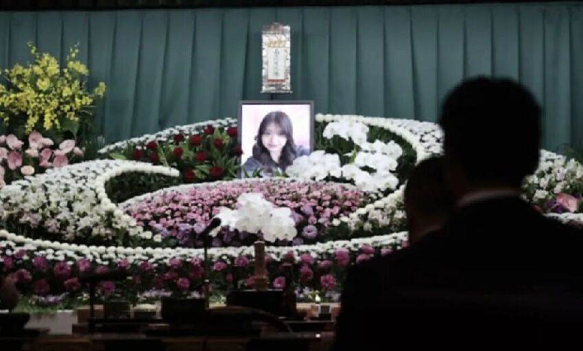 錢比命貴？地震中逃出來的日本女孩，因上司一句話折返回去，5分鐘后她被炸得只剩DNA……