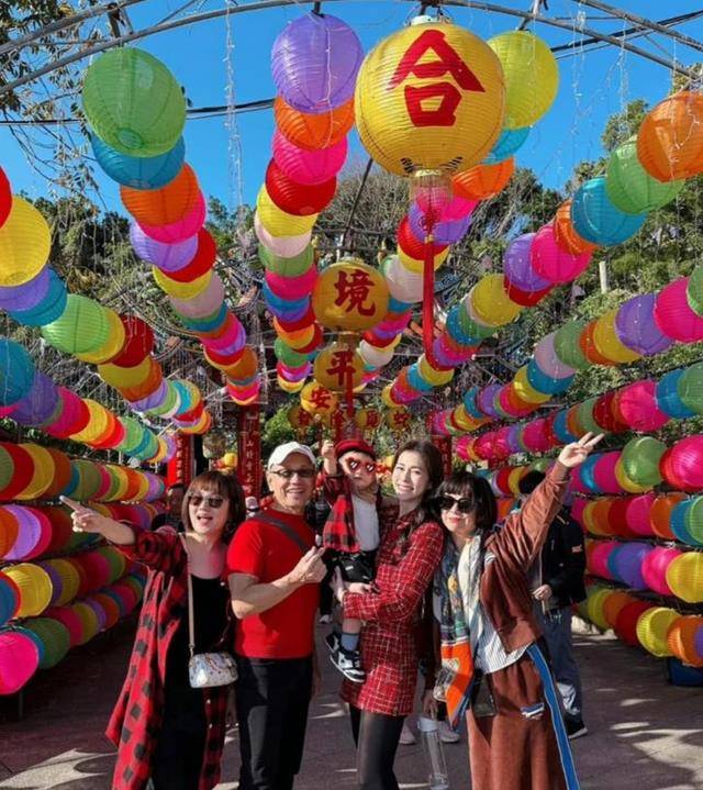 任家萱帶兒子回娘家,瘦了狀態更好,1歲腰果學姥爺背手走路好萌