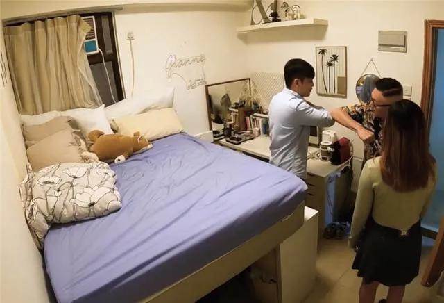 新婚夫妻463萬「買下2.7坪婚房」　太狹窄「只能在廁所洗碗」全貌曝光網看傻...這能叫房子
