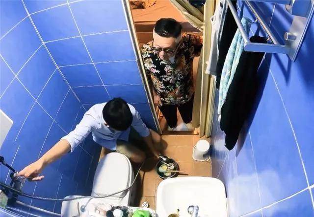 新婚夫妻463萬「買下2.7坪婚房」　太狹窄「只能在廁所洗碗」全貌曝光網看傻...這能叫房子