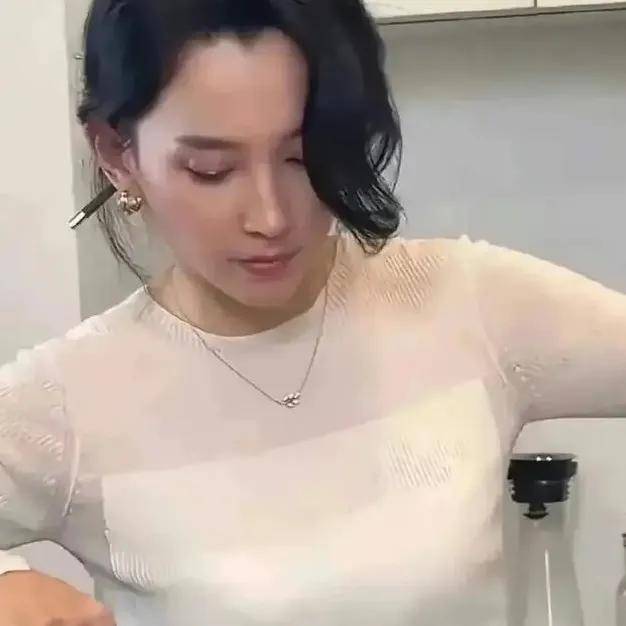 54歲汪峰有口福,小20歲女友下廚做面,頭髮盤起來太有氣質