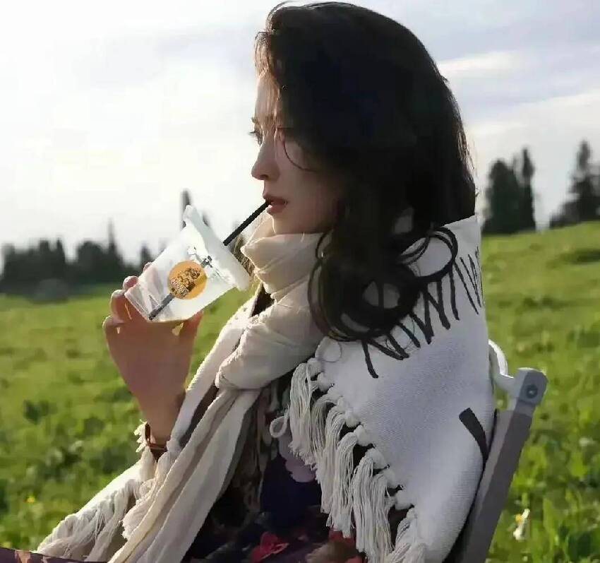54歲汪峰有口福,小20歲女友下廚做面,頭髮盤起來太有氣質