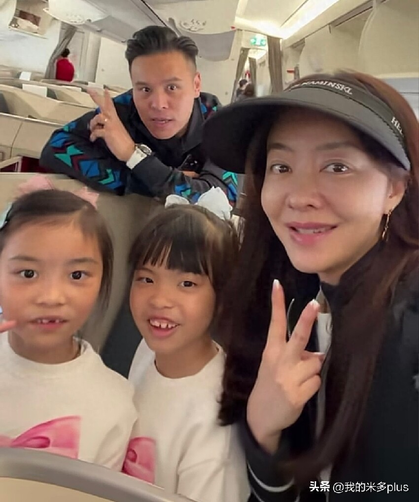 熊黛林一家四口旅遊，7歲女兒齙牙有點明顯，倆娃都不如媽媽好看