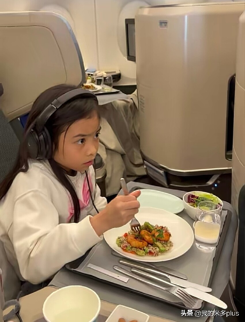 熊黛林一家四口旅遊，7歲女兒齙牙有點明顯，倆娃都不如媽媽好看