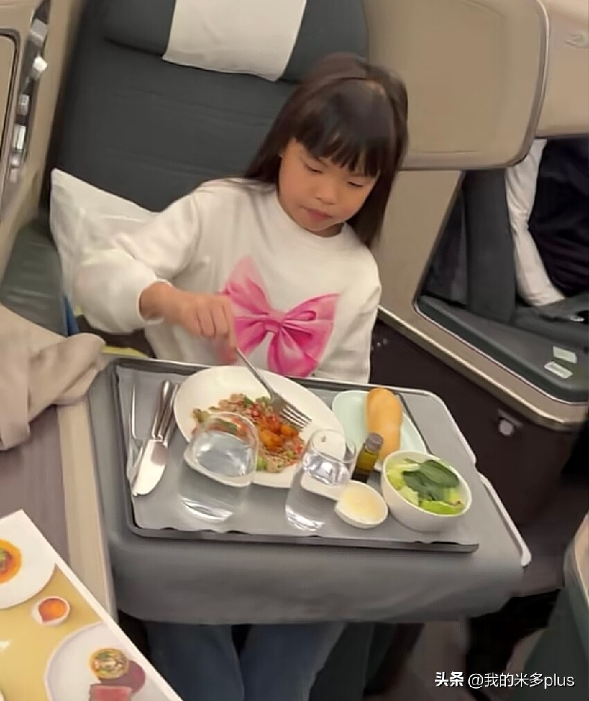 熊黛林一家四口旅遊，7歲女兒齙牙有點明顯，倆娃都不如媽媽好看