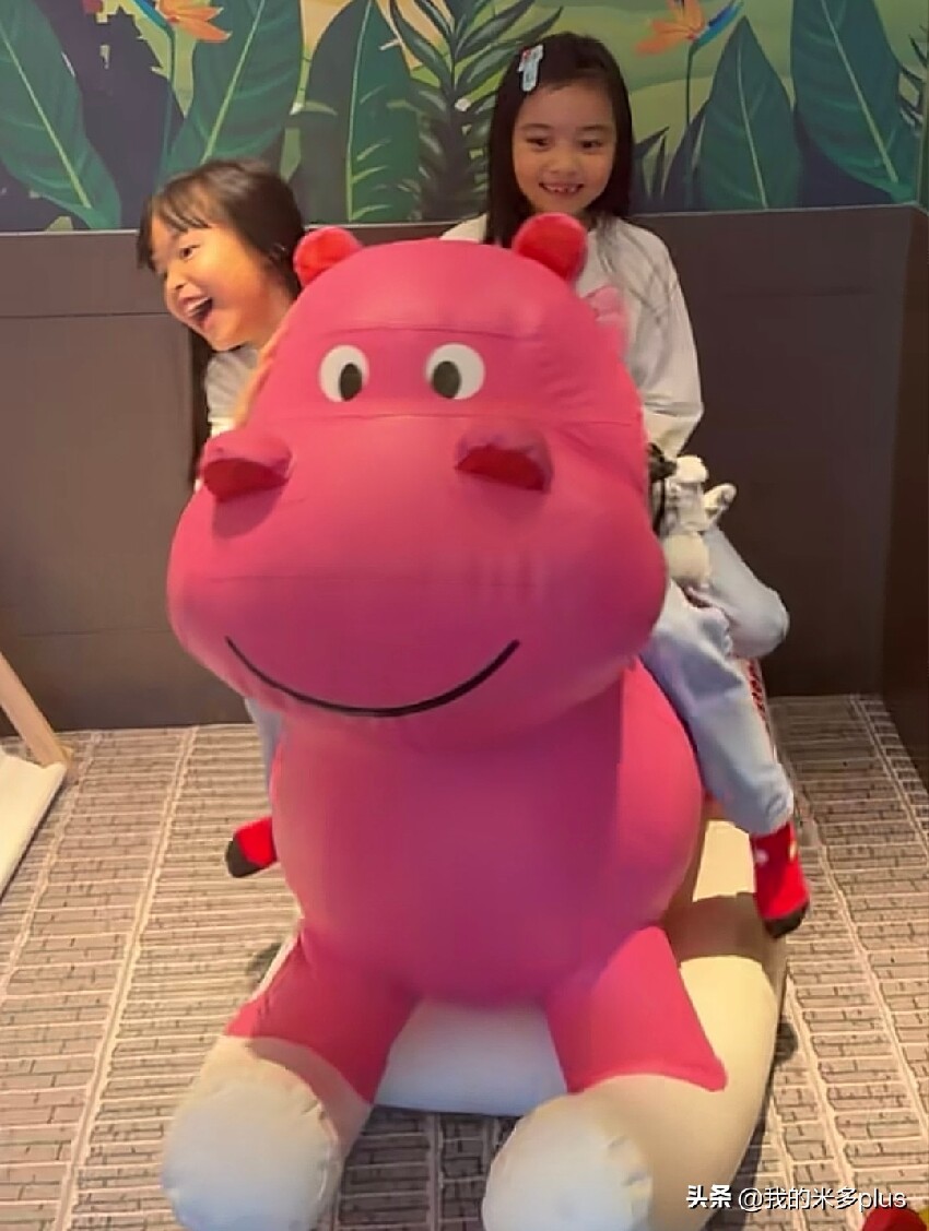 熊黛林一家四口旅遊，7歲女兒齙牙有點明顯，倆娃都不如媽媽好看