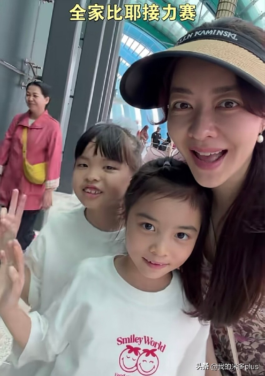 熊黛林一家四口旅遊，7歲女兒齙牙有點明顯，倆娃都不如媽媽好看