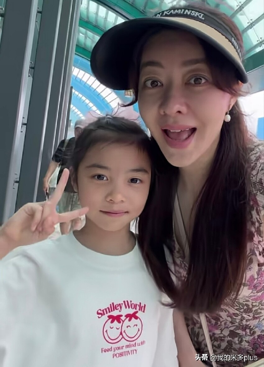 熊黛林一家四口旅遊，7歲女兒齙牙有點明顯，倆娃都不如媽媽好看
