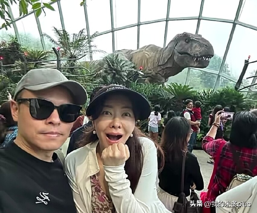 熊黛林一家四口旅遊，7歲女兒齙牙有點明顯，倆娃都不如媽媽好看