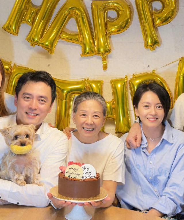 梁詠琪和雙胞胎弟弟一起過50歲生日，曬兩人童年和50歲對比照，網友：這麼好看的臉，他家居然有倆