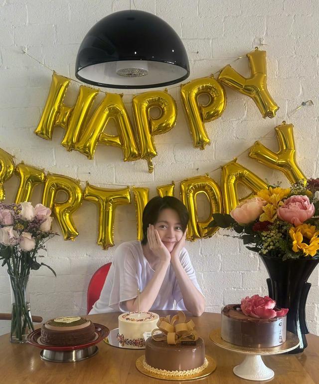 梁詠琪和雙胞胎弟弟一起過50歲生日，曬兩人童年和50歲對比照，網友：這麼好看的臉，他家居然有倆