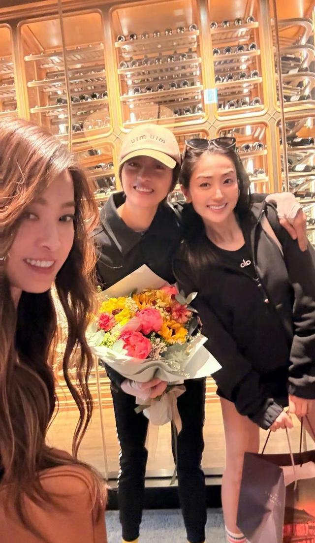 梁詠琪和雙胞胎弟弟一起過50歲生日，曬兩人童年和50歲對比照，網友：這麼好看的臉，他家居然有倆