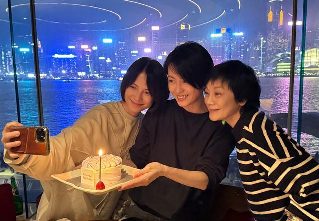 梁詠琪和雙胞胎弟弟一起過50歲生日，曬兩人童年和50歲對比照，網友：這麼好看的臉，他家居然有倆