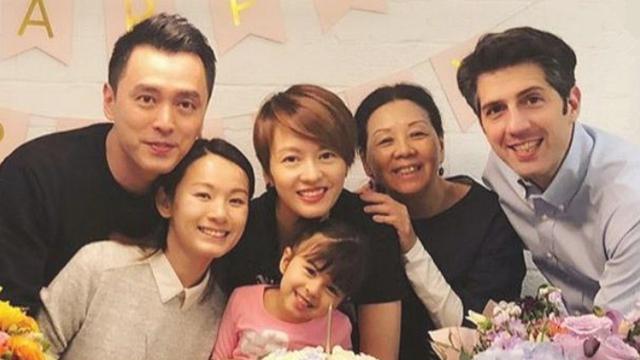 梁詠琪和雙胞胎弟弟一起過50歲生日，曬兩人童年和50歲對比照，網友：這麼好看的臉，他家居然有倆