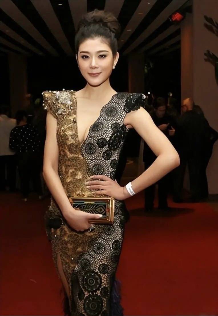 讓世界冠軍林丹不顧懷孕的妻子，拜倒在她的裙下。模特趙雅淇究竟有什麼魅力