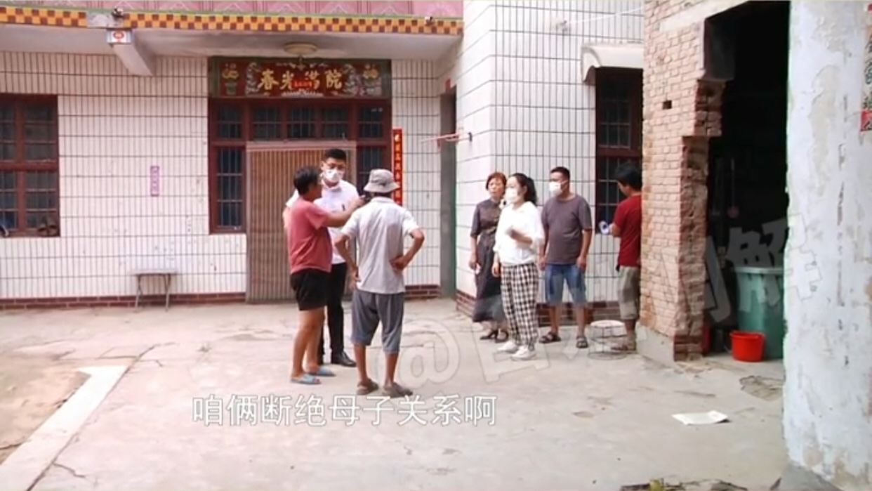 妹妹離婚住娘家！嫂子把衣服丟門口「哥哥護妻酸妹」：這又不是你家　父親「見狀1句話」兒子啞口無言