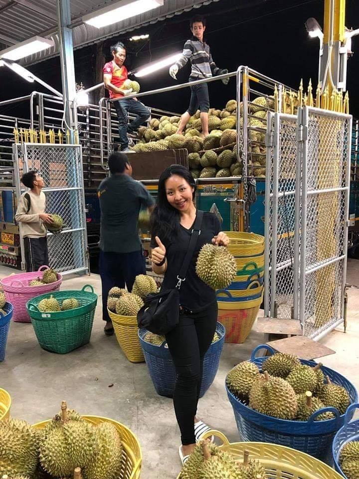 豪撒千萬招女婿！榴槤大亨「霸氣送10車1房」替女兒徵婚　開出4條件：「學歷不高沒關係」