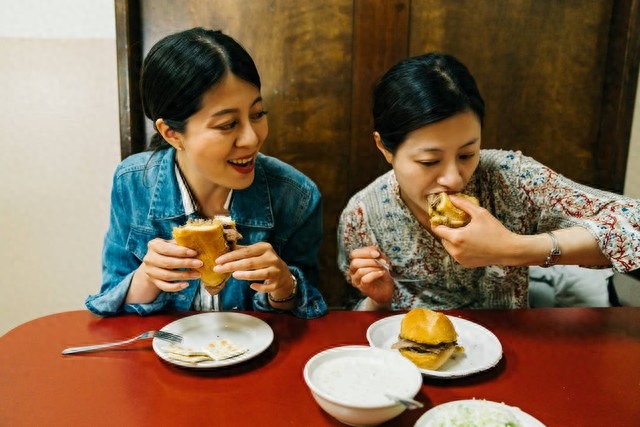 到兒子家帶孫！他洗菜做飯「給兒媳和親家母吃」像保姆一樣　我委屈哭訴「老公一句話」幫了全家