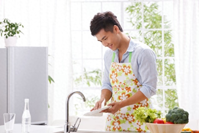 到兒子家帶孫！他洗菜做飯「給兒媳和親家母吃」像保姆一樣　我委屈哭訴「老公一句話」幫了全家