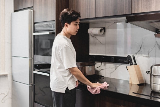 到兒子家帶孫！他洗菜做飯「給兒媳和親家母吃」像保姆一樣　我委屈哭訴「老公一句話」幫了全家