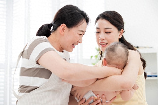 到兒子家帶孫！他洗菜做飯「給兒媳和親家母吃」像保姆一樣　我委屈哭訴「老公一句話」幫了全家