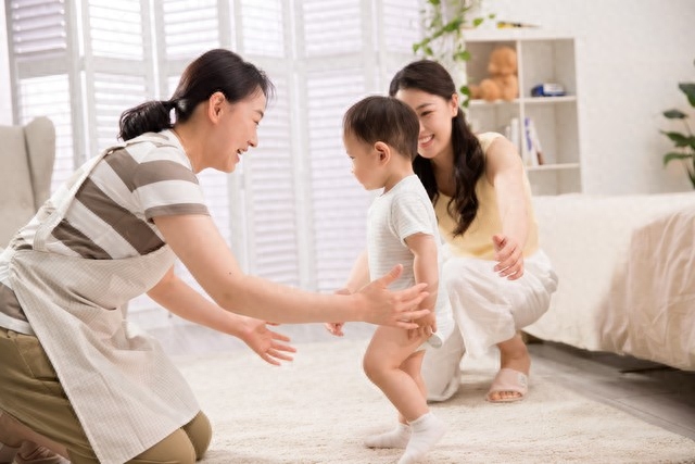 到兒子家帶孫！他洗菜做飯「給兒媳和親家母吃」像保姆一樣　我委屈哭訴「老公一句話」幫了全家