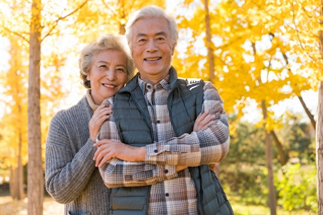 到兒子家帶孫！他洗菜做飯「給兒媳和親家母吃」像保姆一樣　我委屈哭訴「老公一句話」幫了全家