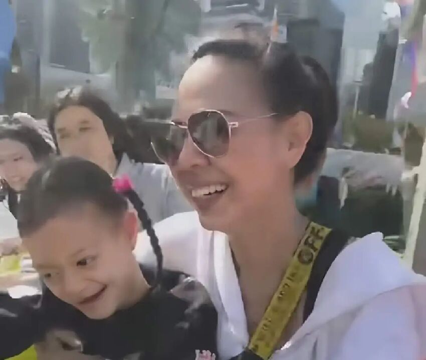 至今不能走路說話！TVB前知名女星大女兒患基因疾病，坐過山車滿臉笑容