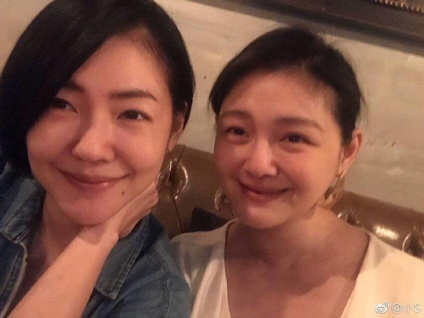 汪小菲懶理S媽暗諷,帶孩子戶外散步,和路人合影被大讚接地氣