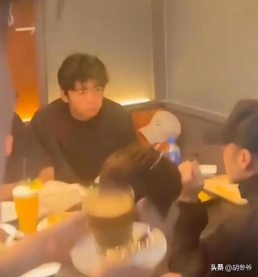 謝霆鋒曬香港探店視頻！點評牛扒飯一臉認真，疑傳出張柏芝嬉笑聲