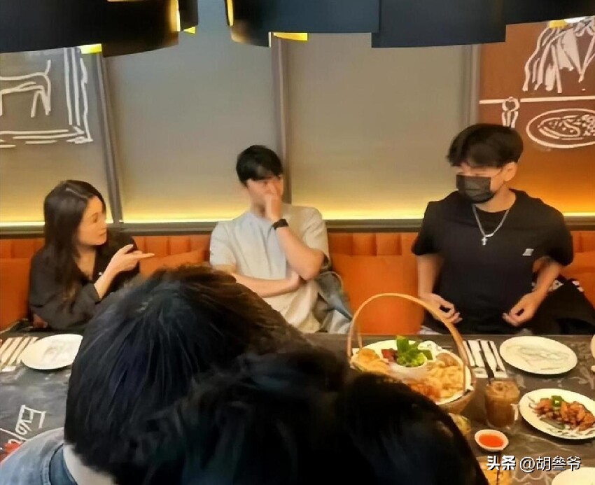 謝霆鋒曬香港探店視頻！點評牛扒飯一臉認真，疑傳出張柏芝嬉笑聲