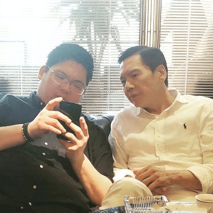 向太稱被向佑虧光幾百萬，控訴兒子心態扭曲，躺平等繼承百億家產