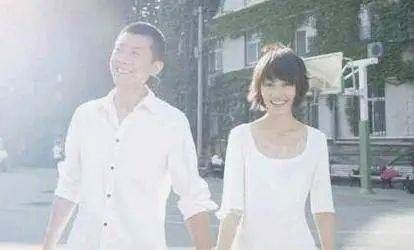 與丈夫一見鐘情，結婚11年卻有11個孩子，如今43歲魅力十足