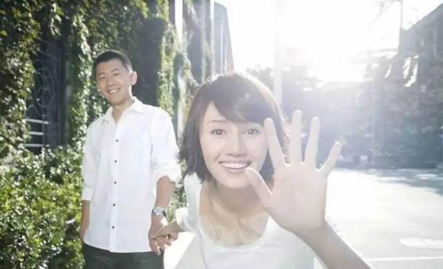 與丈夫一見鐘情，結婚11年卻有11個孩子，如今43歲魅力十足