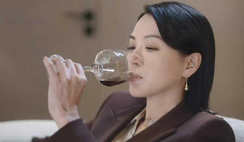 TVB女星陳煒罕見拍親熱戲，吻到嘴唇變形，醫生老公直呼沒看夠