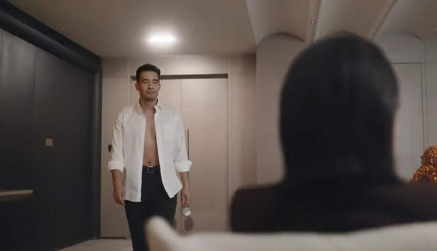 TVB女星陳煒罕見拍親熱戲，吻到嘴唇變形，醫生老公直呼沒看夠