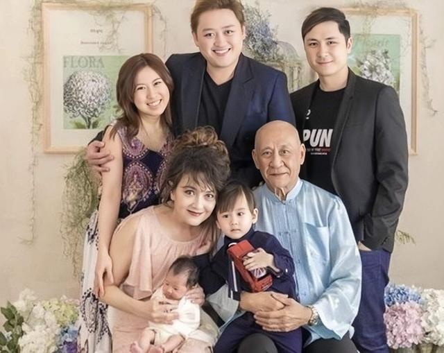 突發！81歲TVB知名老戲骨宣布和女友分手，結束長達20年戀情