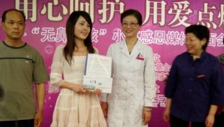 3歲被老鼠咬掉鼻子!無鼻女醜到沒公司肯錄取只好「掛牌求職」 好心人相助「大變樣」美翻全網