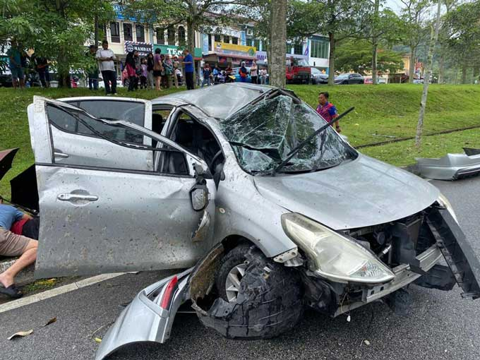 國慶日出遊 車失控撞大樹 華裔四口 女死母危急 父子傷