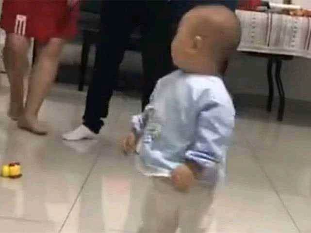 寶寶抓周不要錢也不要玩具,唯獨抓著一樣東西不放,父母趕緊搶走