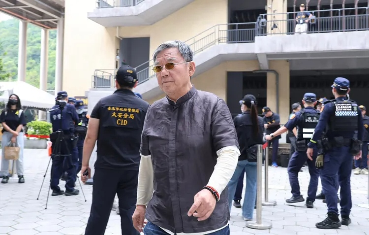 台灣影壇大佬去世，91名警員在靈堂駐守，李立群陳楚河等眾星現身