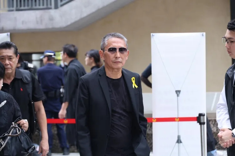 台灣影壇大佬去世，91名警員在靈堂駐守，李立群陳楚河等眾星現身