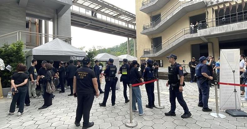 台灣影壇大佬去世，91名警員在靈堂駐守，李立群陳楚河等眾星現身