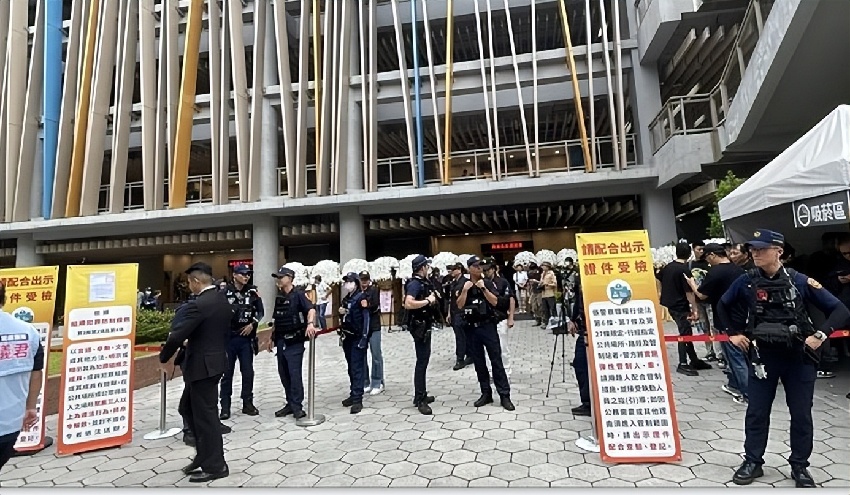 台灣影壇大佬去世，91名警員在靈堂駐守，李立群陳楚河等眾星現身