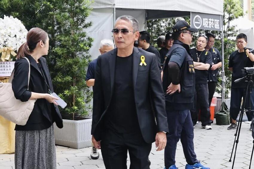 台灣影壇大佬去世，91名警員在靈堂駐守，李立群陳楚河等眾星現身