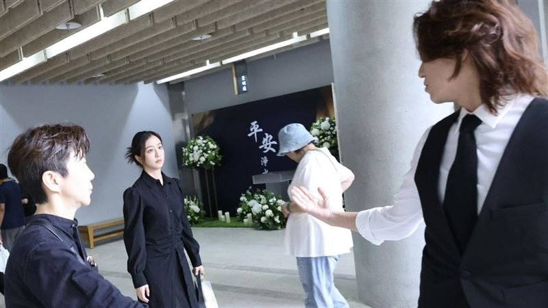 台灣影壇大佬去世，91名警員在靈堂駐守，李立群陳楚河等眾星現身