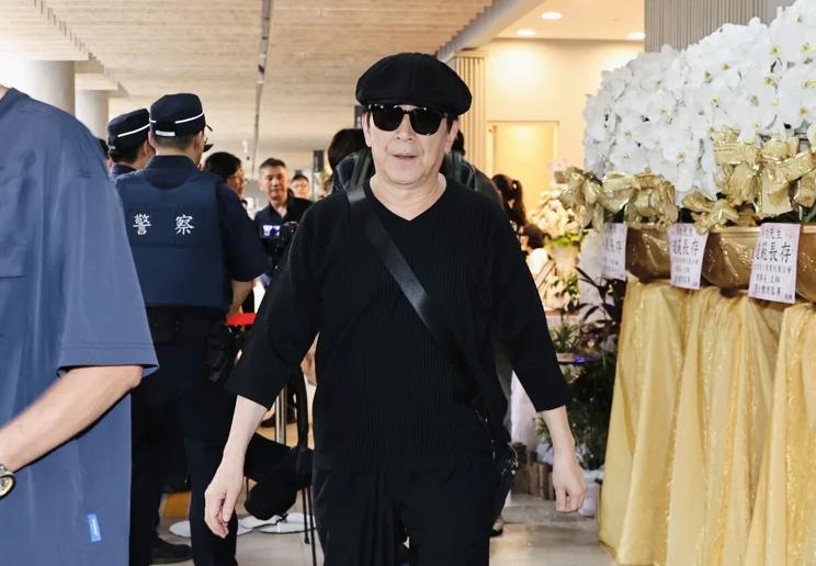 台灣影壇大佬去世，91名警員在靈堂駐守，李立群陳楚河等眾星現身